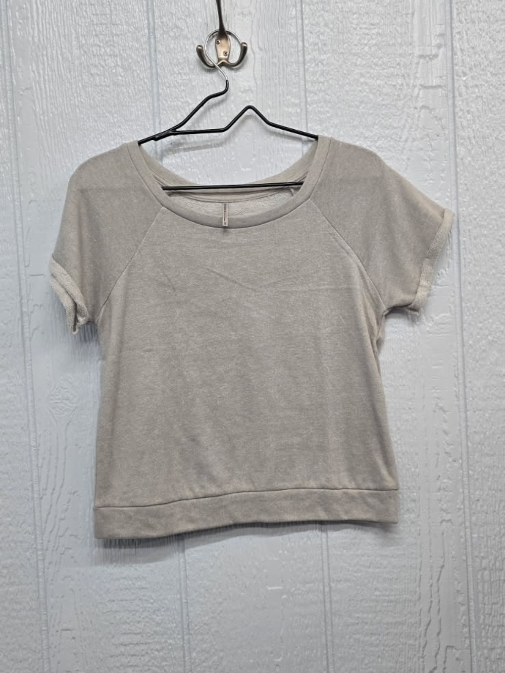 Tresics Short-Sleeve Pullover Top in Light Gray